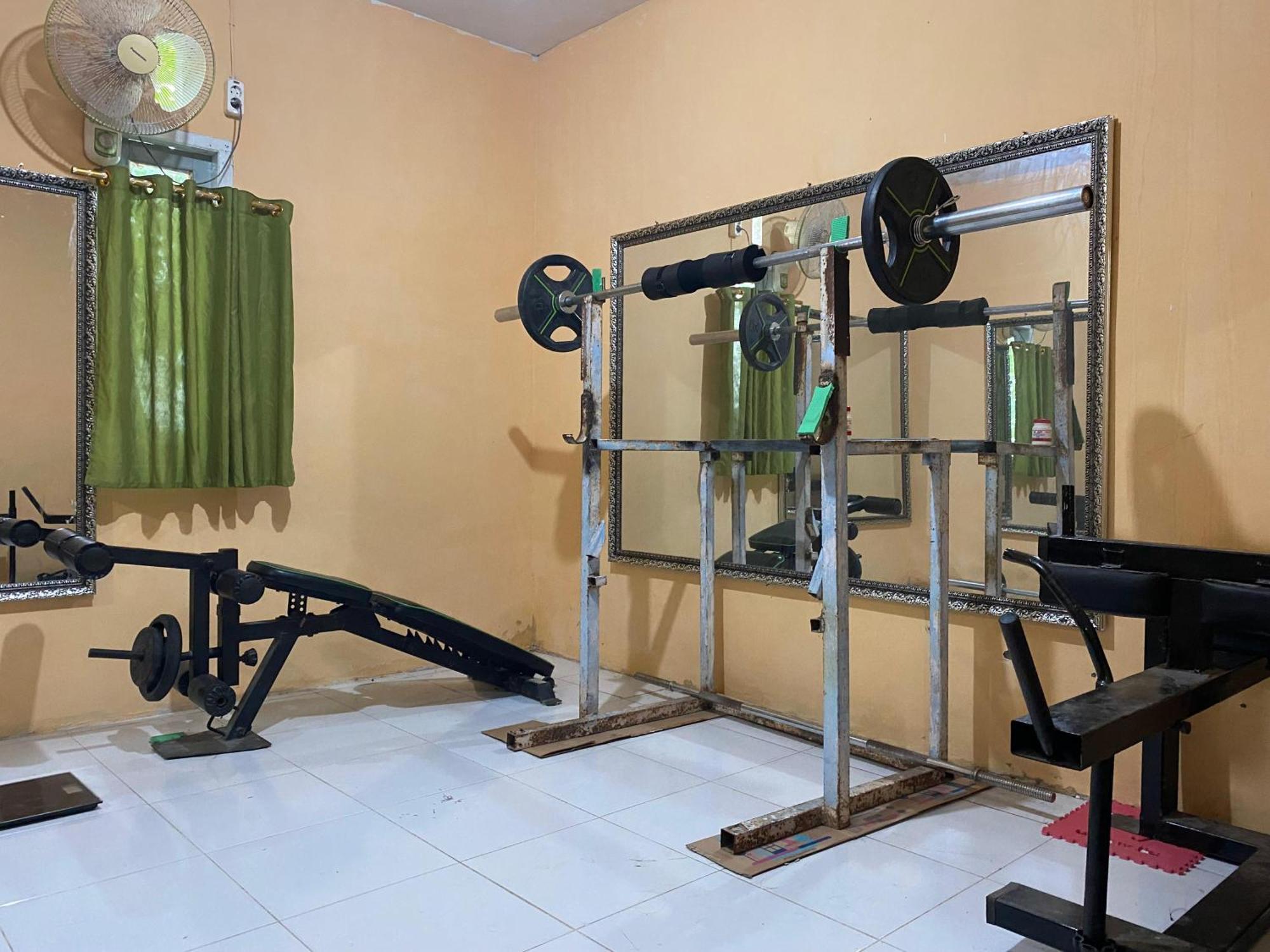 Harry & Mimin Homestay Gorontalo Exterior photo
